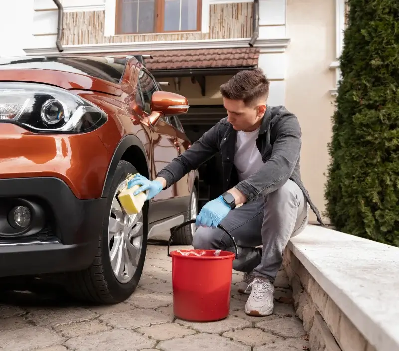 Lavage auto à domicile La Jaudonnière : professionnel intervenant sur un véhicule